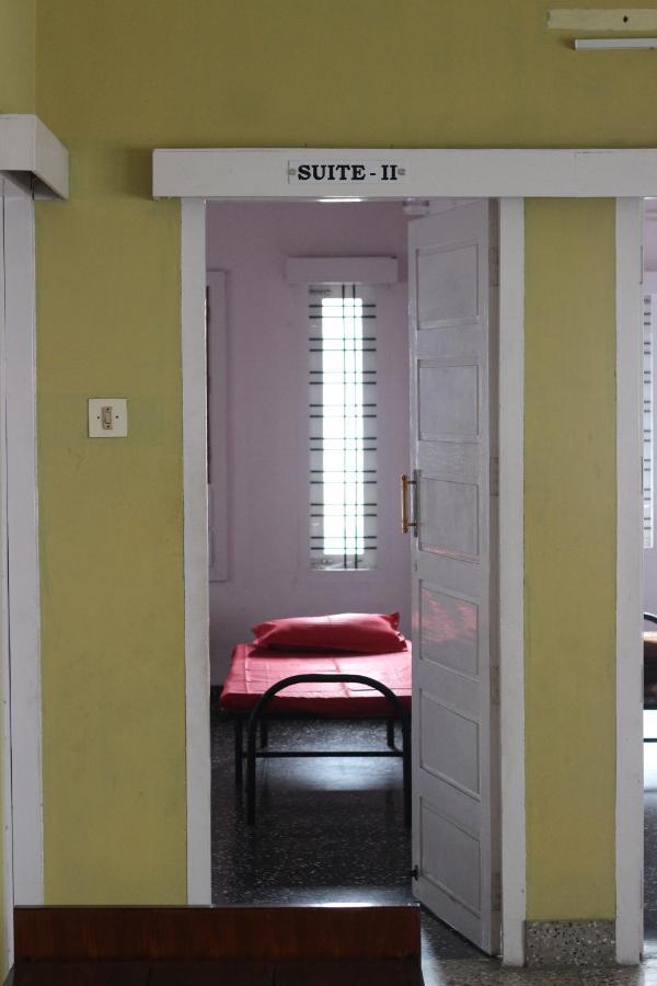 Отель Bed And Bath For 1-8 People Тривандрум Экстерьер фото