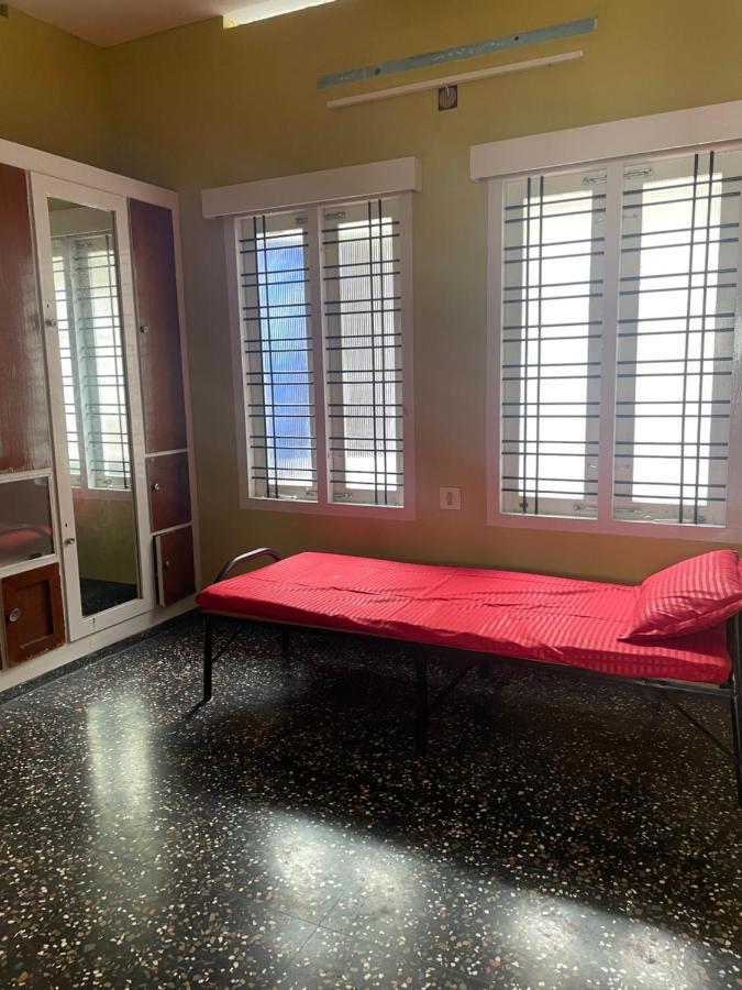 Отель Bed And Bath For 1-8 People Тривандрум Экстерьер фото