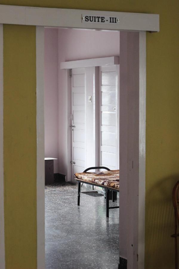 Отель Bed And Bath For 1-8 People Тривандрум Экстерьер фото