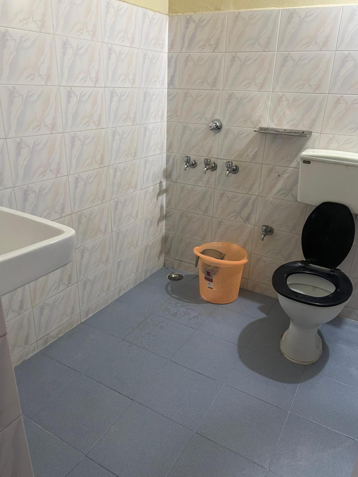Отель Bed And Bath For 1-8 People Тривандрум Экстерьер фото