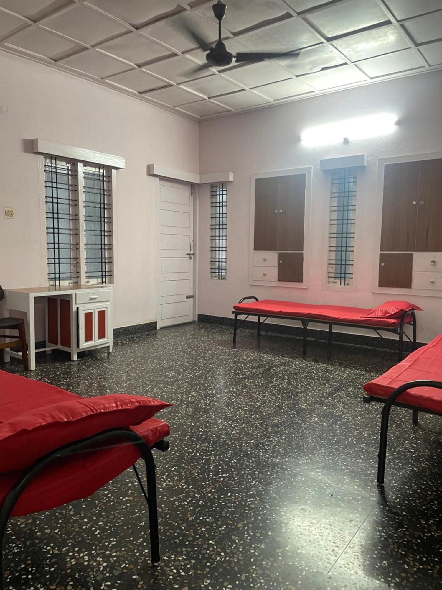 Отель Bed And Bath For 1-8 People Тривандрум Экстерьер фото