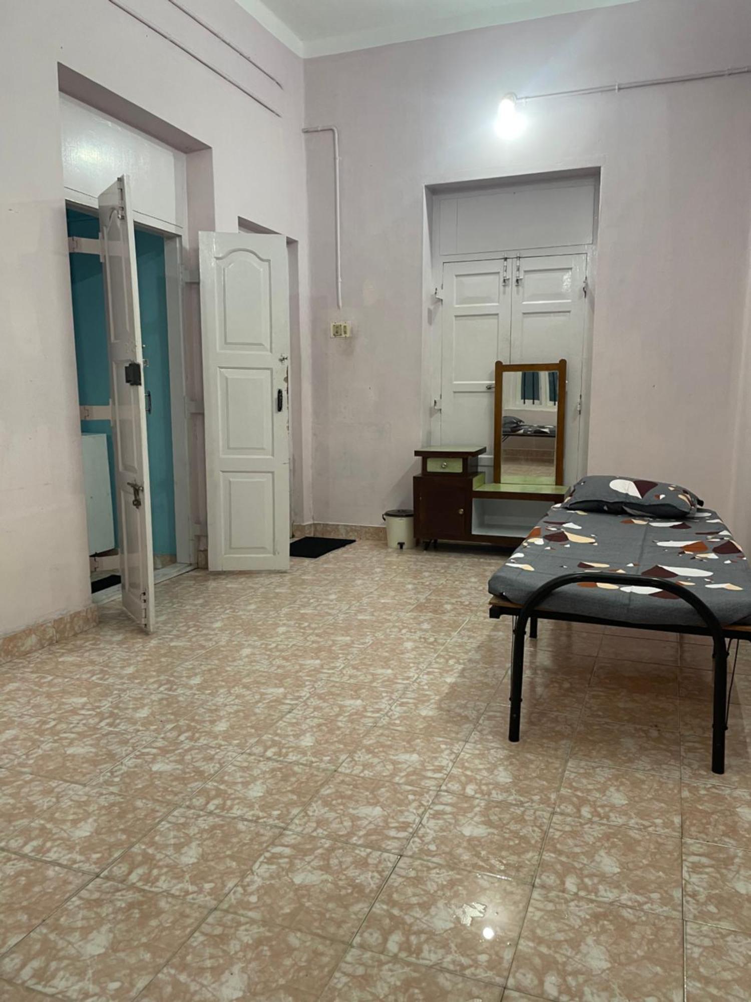 Отель Bed And Bath For 1-8 People Тривандрум Экстерьер фото